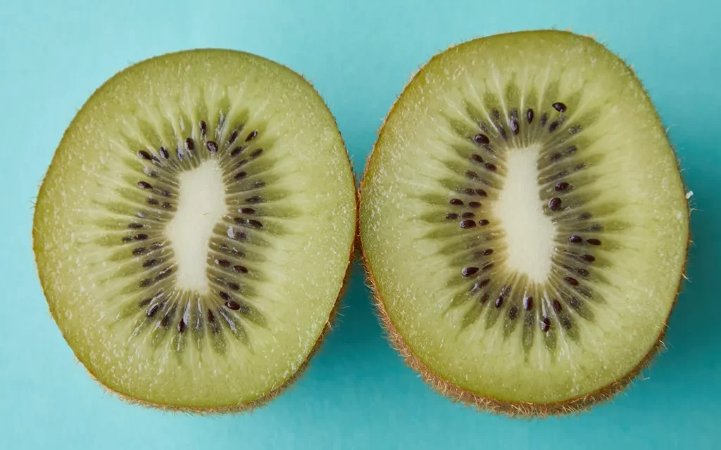 Kiwi, buah yang dapat membantu mencegah penuaan dini dengan kandungan antioksidan yang tinggi!