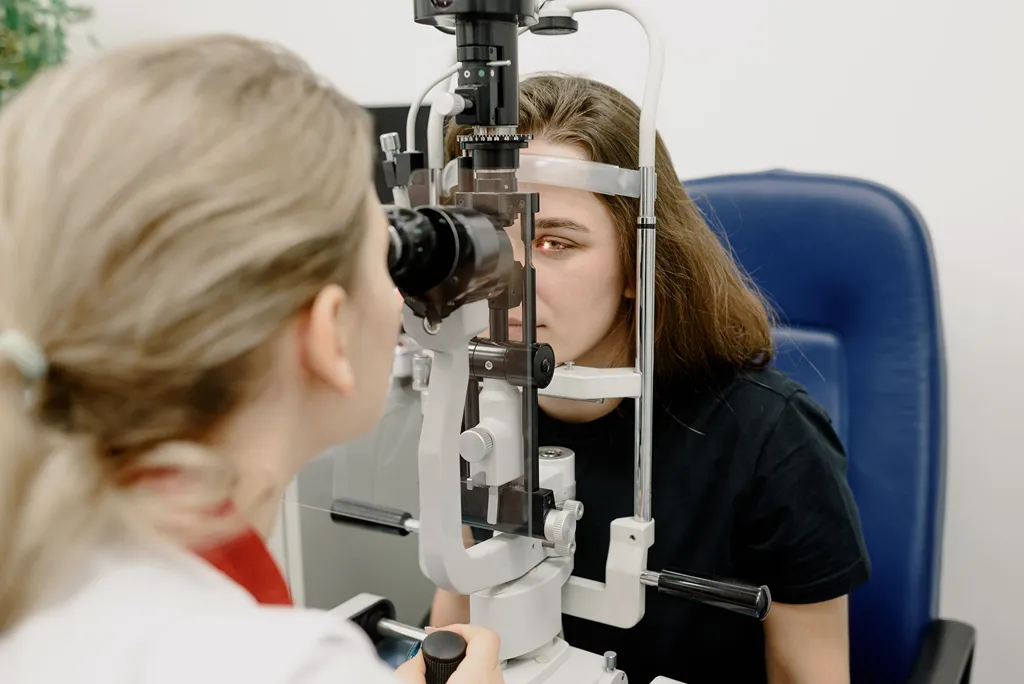 pemeriksaan kesehatan mata sebagai bagian medical check up pada orang dewasa