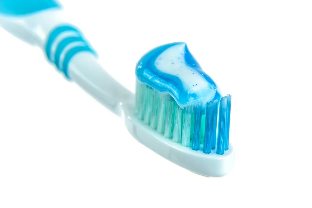 Menggunakan pasta gigi yang berfloride adalah salah satu cara sikat gigi yang benar.