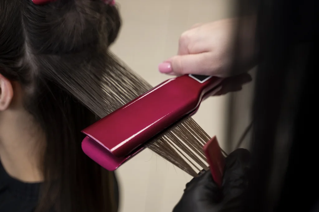 terlalu sering mencatok rambut bisa membuat rambut rontok.