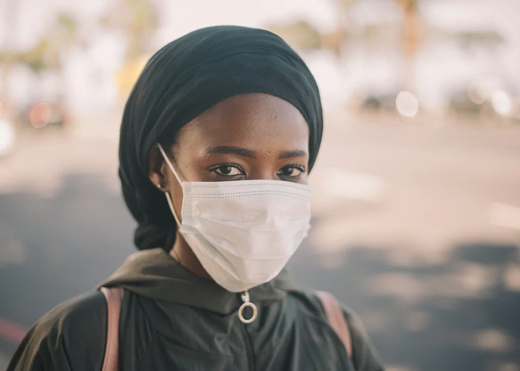 Seorang wanita mengenakan masker medis