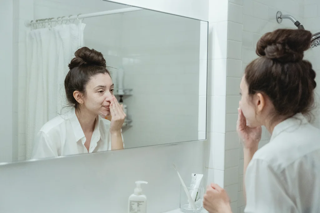 Seorang wanita sedang mencuci muka.