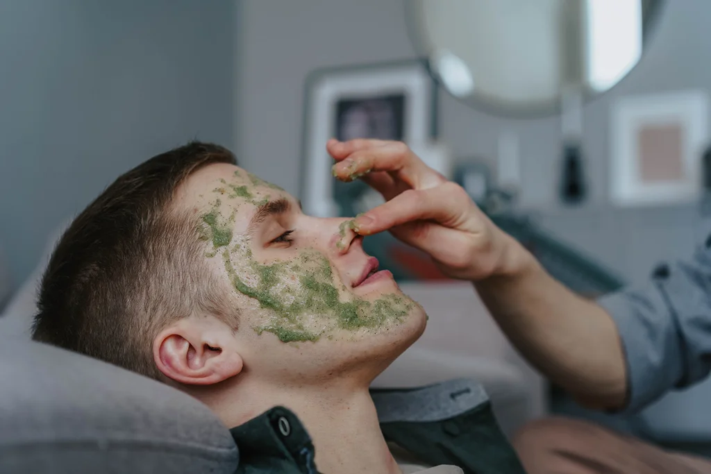 Teh hijau adalah bahan alami yang dapat menghilangkan bruntusan di wajah.
