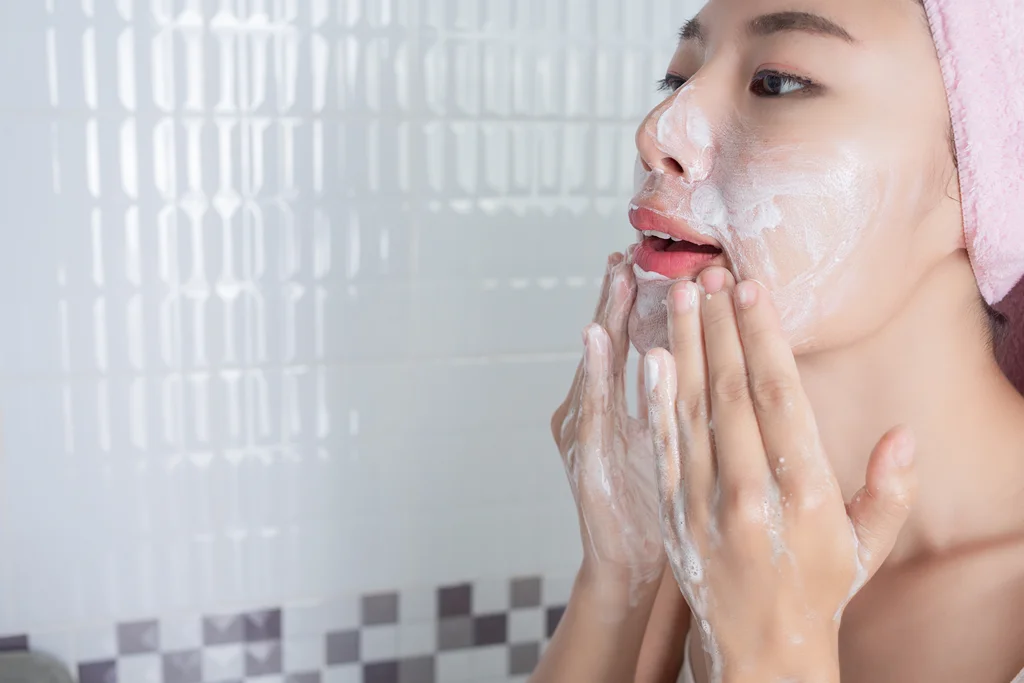 Sabun muka dengan kandunang benzoyl peroxide dapat mengatasi jerawat.