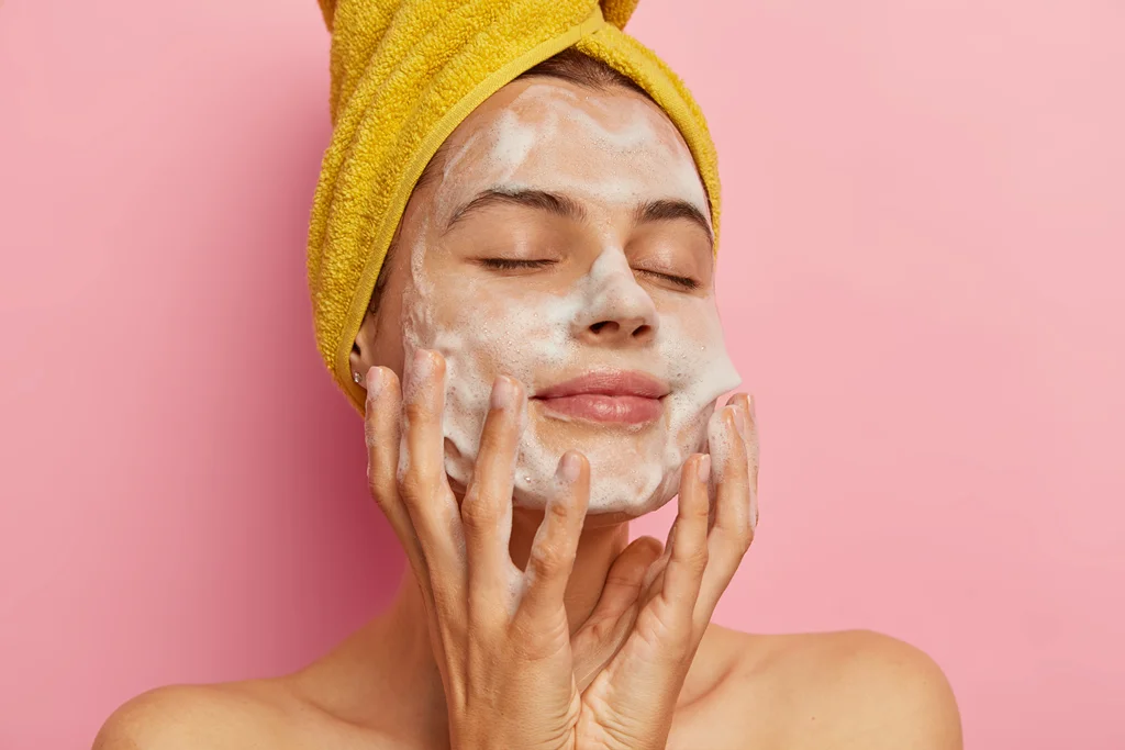 mencuci muka adalah salah satu basic skincare untuk kulit berjerawat.