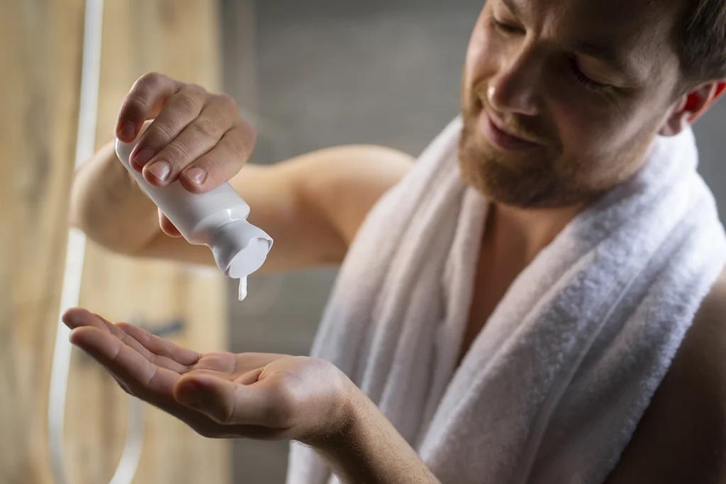 Menggunakan sabun mandi yang mengandung benzoyl peroxide dapat membantu mengatasi masalah jerawat di tubuh.